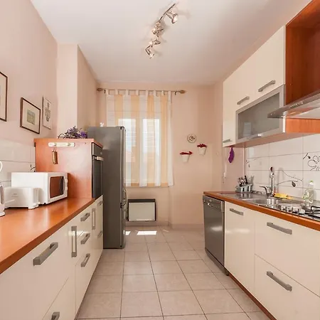 Апартаменти Vera With Sea View And Old Town View