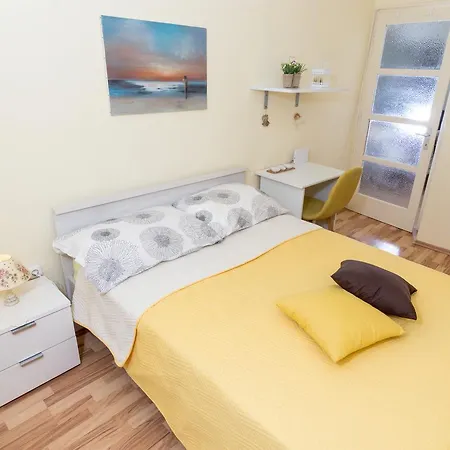 Vera With Sea View And Old Town View Апартаменти